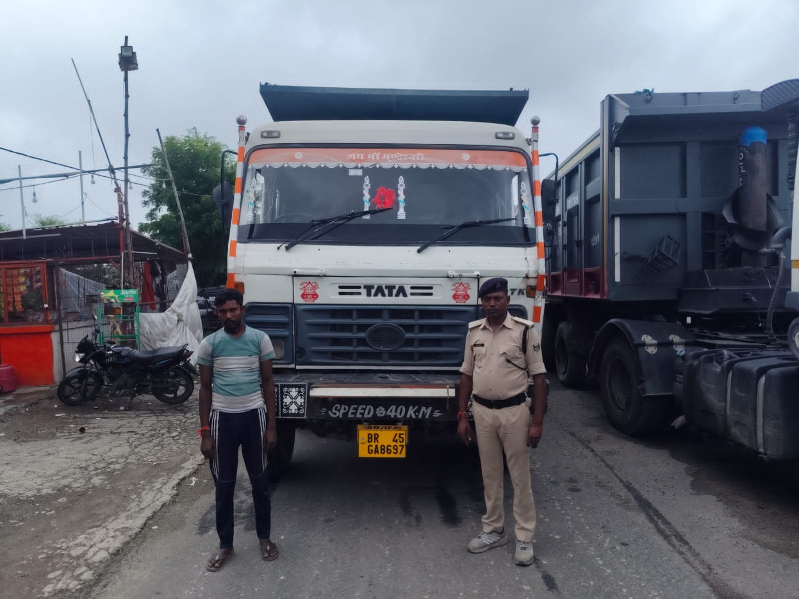 हिंदी समाचार |NH-19 पर ओवरलोड हाइवा जप्त 63 हजार...