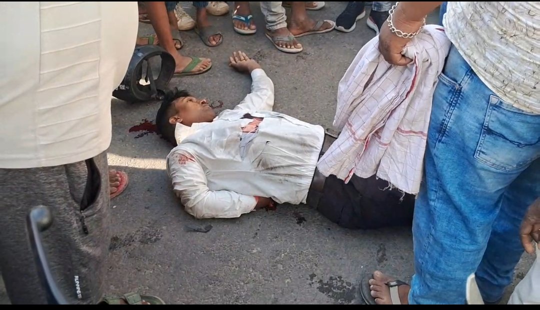 हिंदी समाचार | ट्रक-बाइक की आमने-सामने टक्कर...