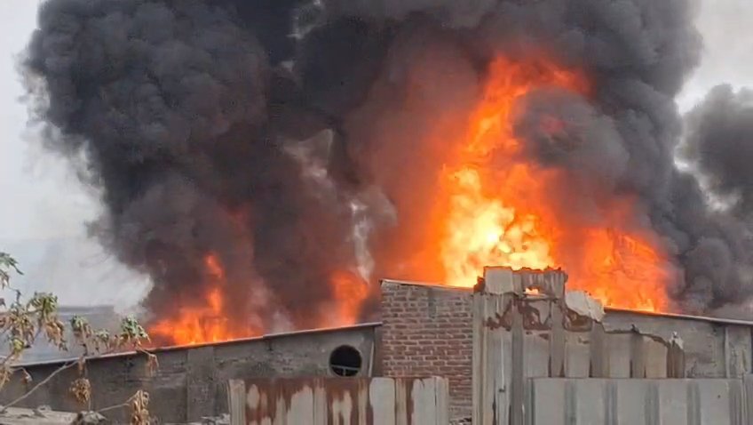 हिंदी समाचार | केमिकल गोदाम में भीषण आग, धुएं...