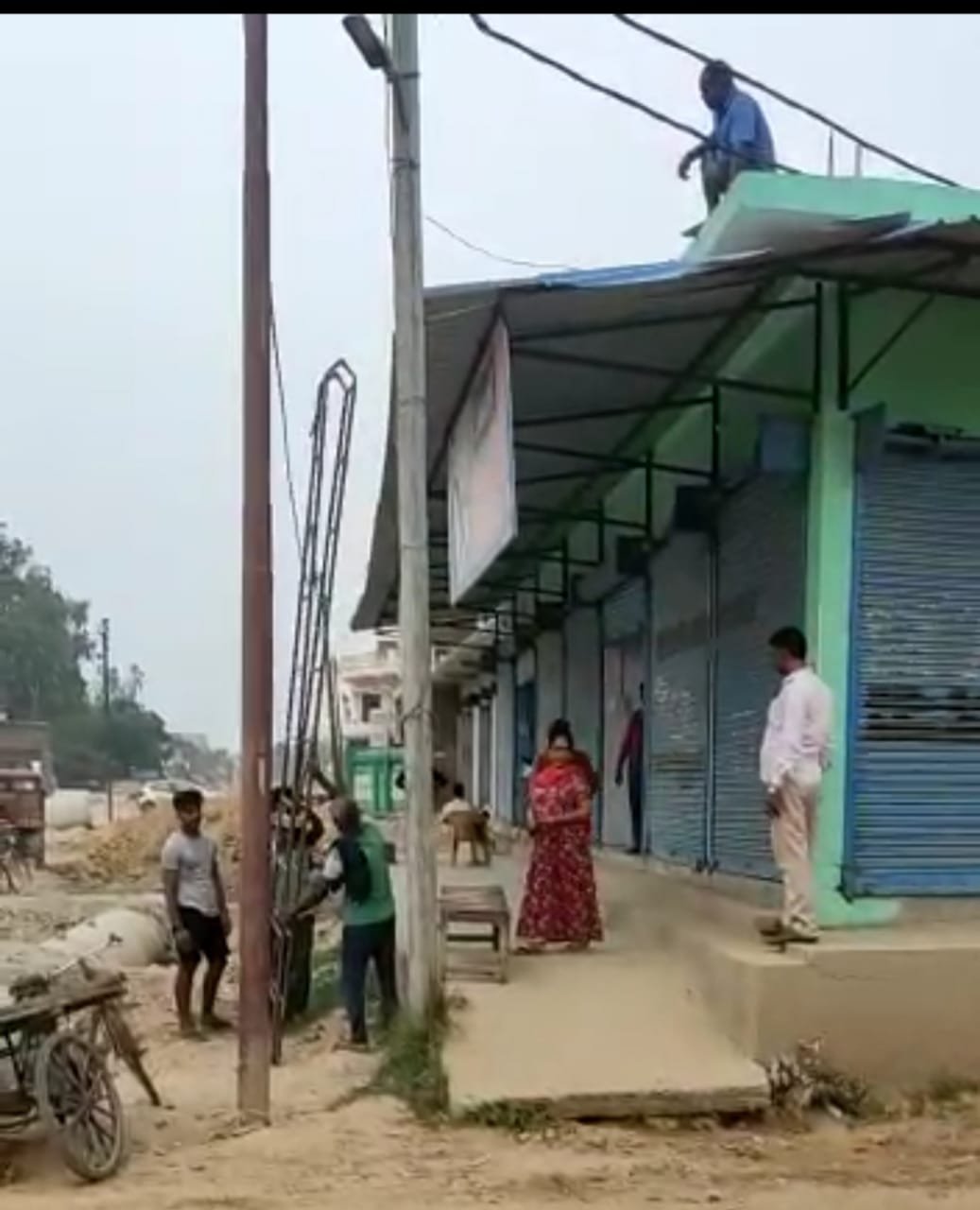 हिंदी समाचार |दुकान का शटर तोडकर अवैध कब्जा...