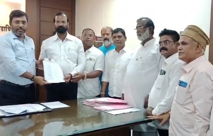 हिंदी समाचार |सड़को की बदहाली के खिलाफ...