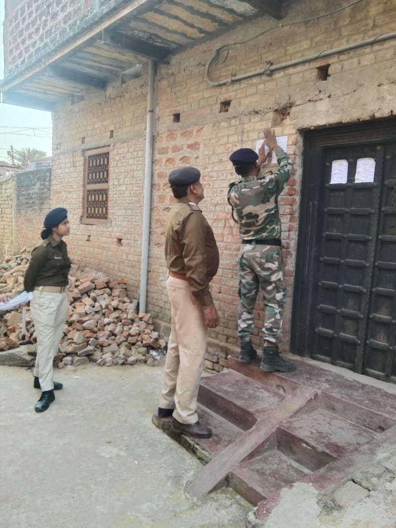 हिंदी समाचार |प्रशासन ने चिपकाया फरार...