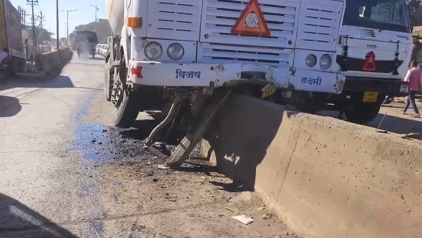 हिंदी समाचार |नदी नाका परिसर में डिवाइडर पर...