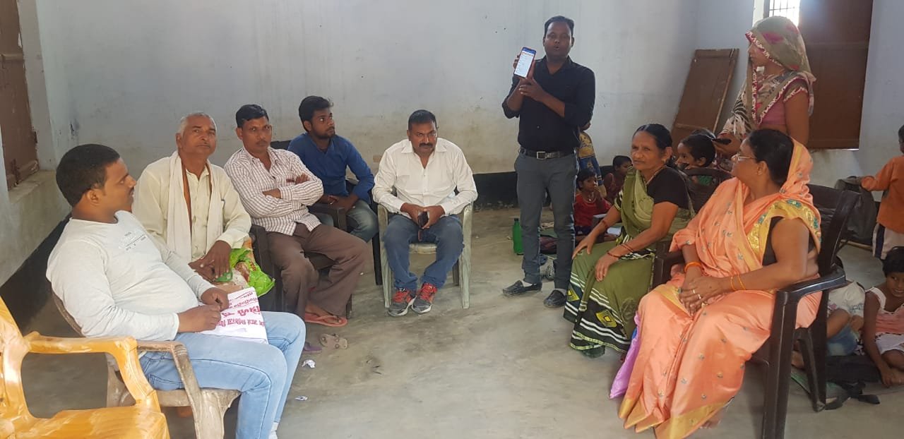 हिंदी समाचार |लेखपाल यश पाल द्वारा बी एल ओ को...