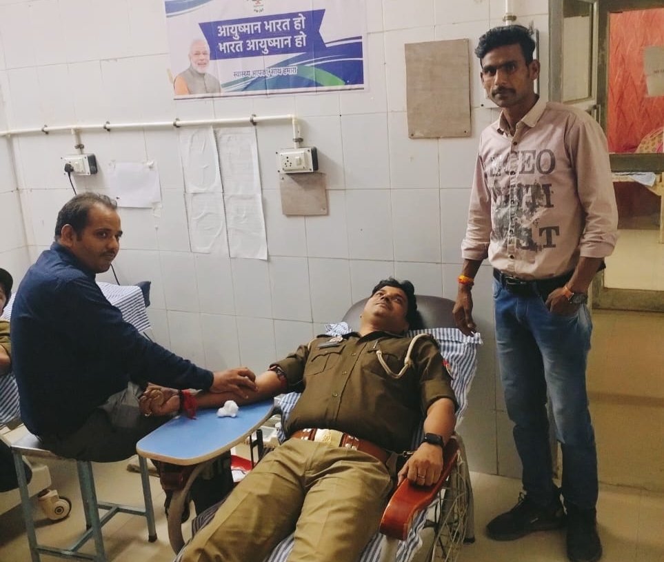 हिंदी समाचार |पुलिस वालो ने किया रक्तदान और...