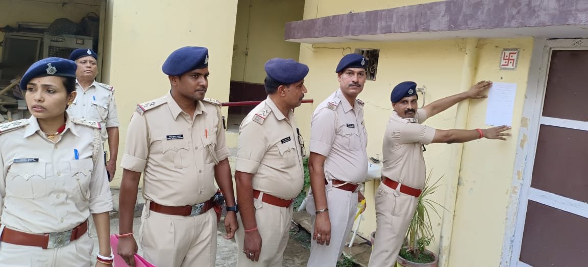 हिंदी समाचार |प्रशासन द्वारा फरार तीन...