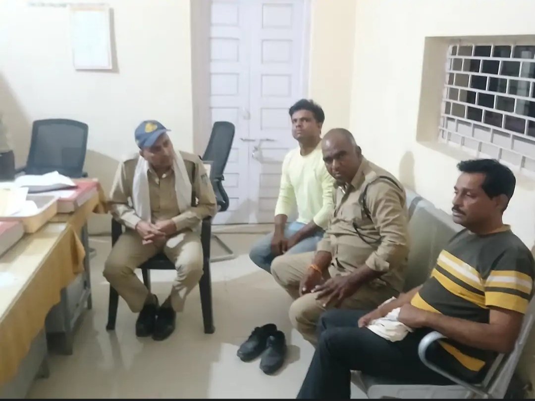 हिंदी समाचार |फोटोग्राफर से पुलिस ने की...