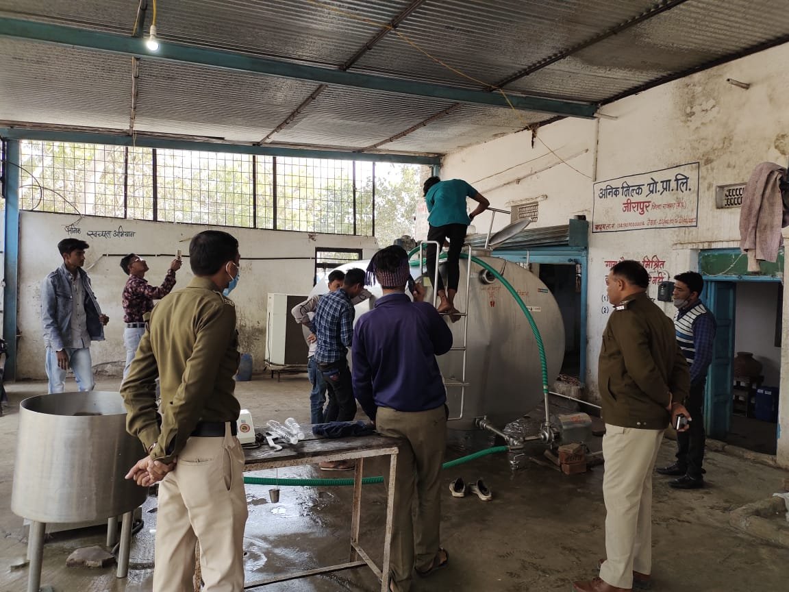 हिंदी समाचार |गायत्री दूध डेयरी पर छापा...