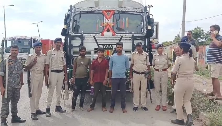 हिंदी समाचार | कैमूर में कंटेनर से 32 मवेशी...