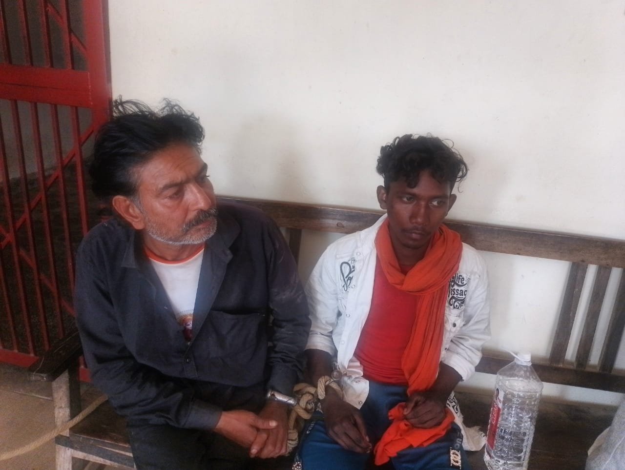 हिंदी समाचार |चैनपुर पुलिस ने एक शराबी को...
