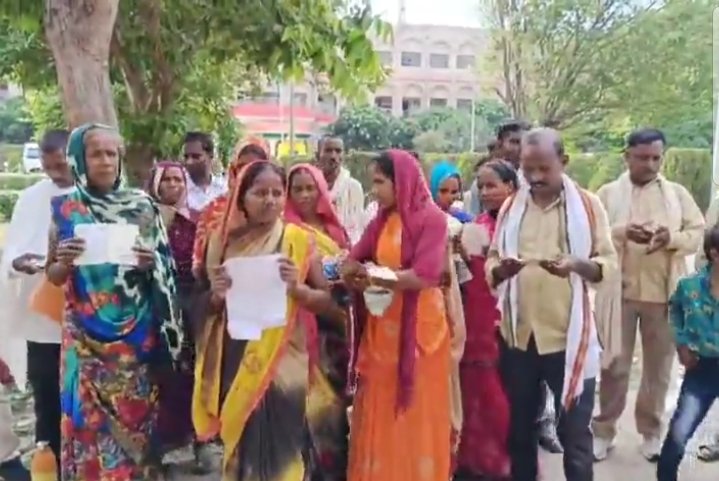 हिंदी समाचार |डीलर द्वारा राशन नहीं देने पर...