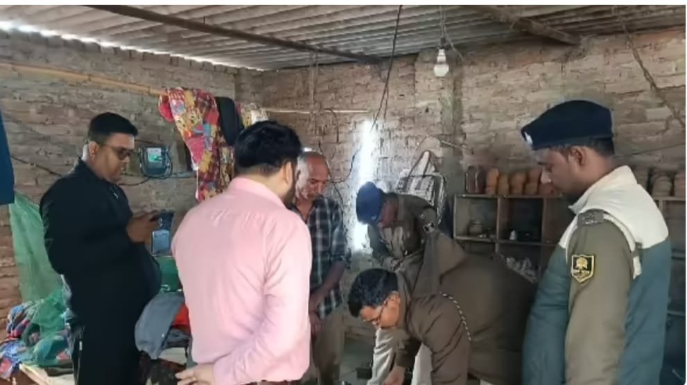 हिंदी समाचार | 2 किलो गांजे के साथ प्रशासन ने...