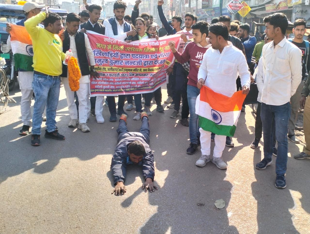 हिंदी समाचार |पांच किमी दंडवत करते हुए नन्द...