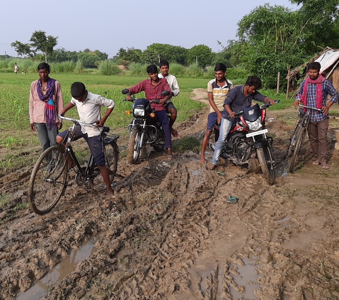 हिंदी समाचार |बरसात में चकरोड की हालत...