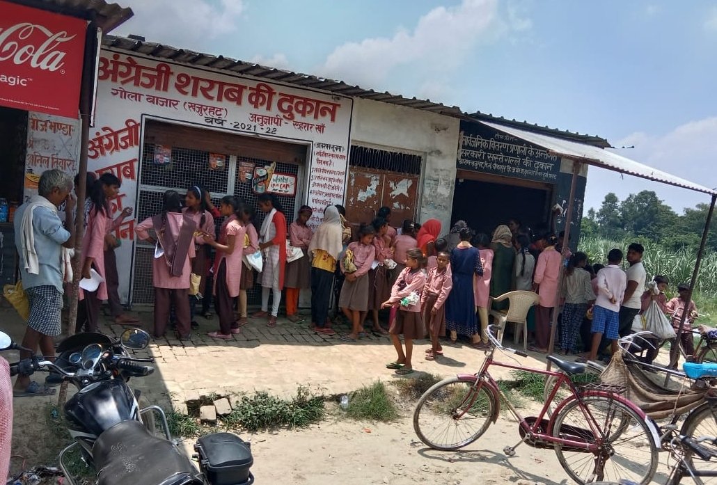 हिंदी समाचार |शराब की दुकान के बगल स्थित...
