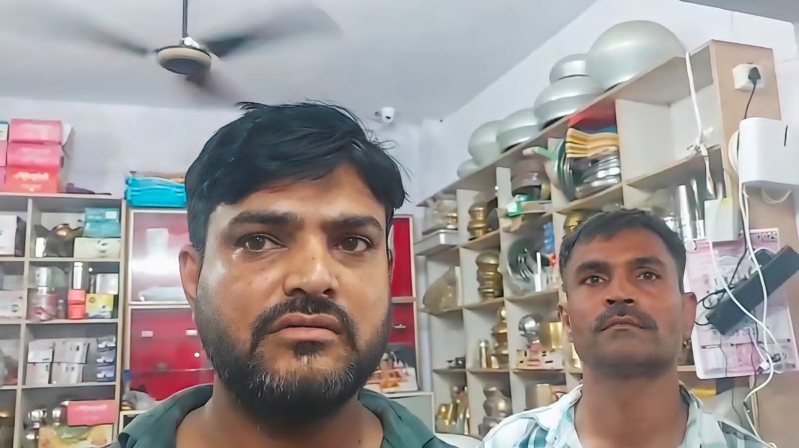 हिंदी समाचार |ज्वेलर्स व बर्तन दुकान में...