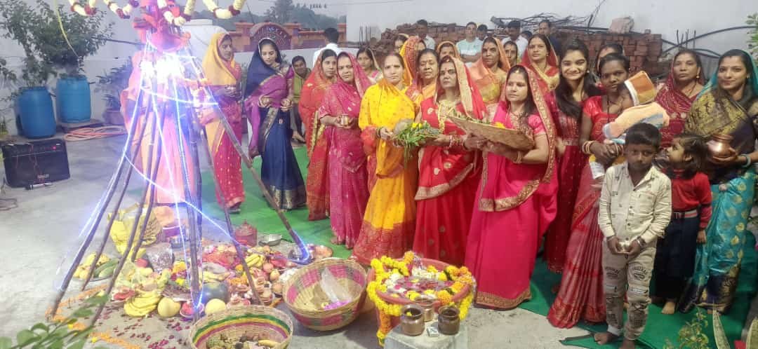 हिंदी समाचार |उगते सूरज को अर्ध्य देकर...