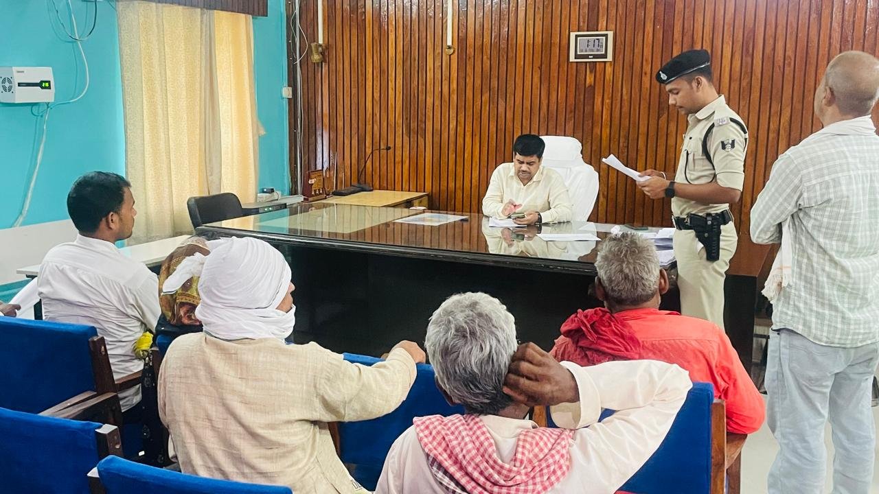 हिंदी समाचार |जनता के दरबार में जिलाधिकारी...