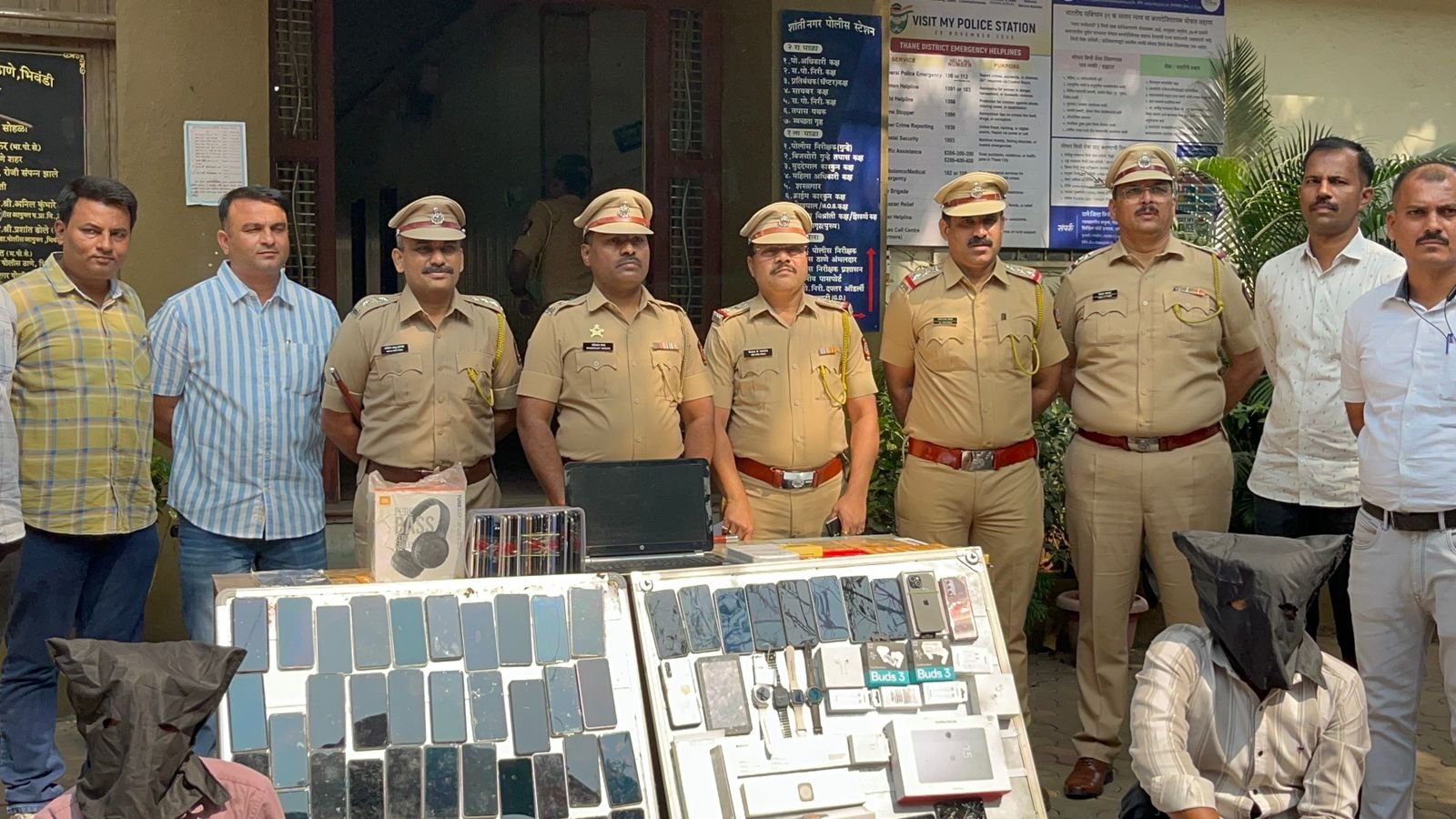 हिंदी समाचार |सिटी जोन मोबाइल शोरूम में...