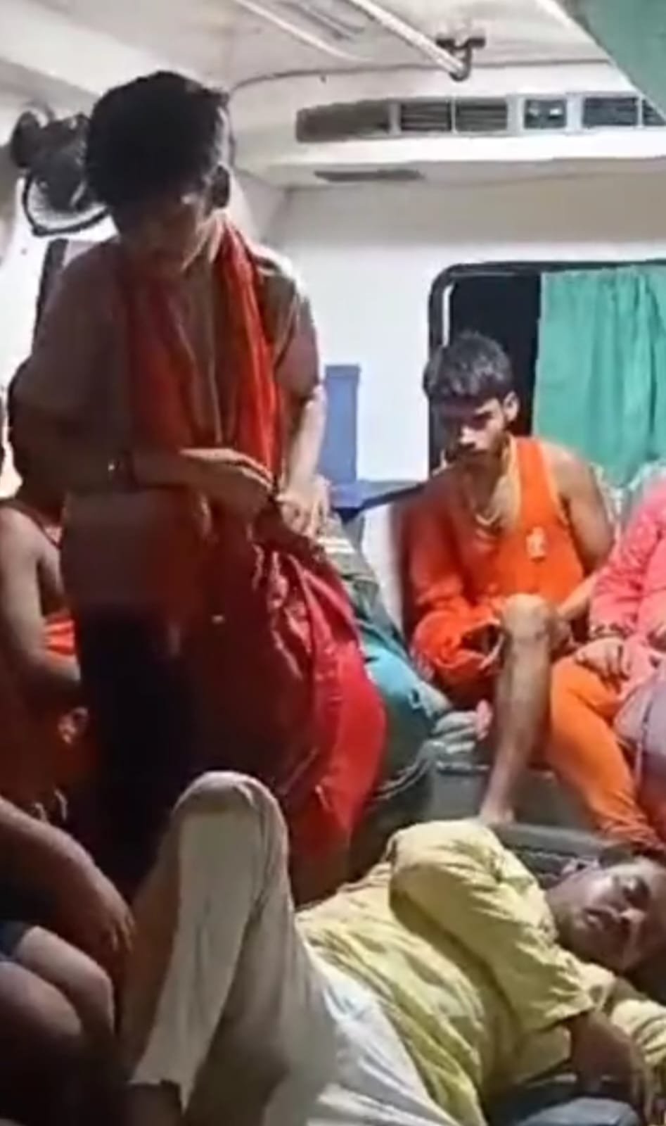 हिंदी समाचार |अनियंत्रित ऑटो ने पलटी मारी 9...