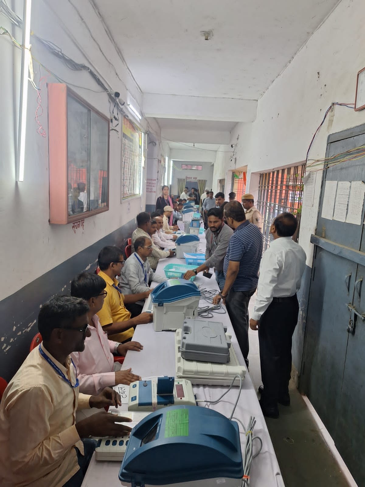 हिंदी समाचार |प्रेक्षक ने ईवीएम कमिशनिंग का...