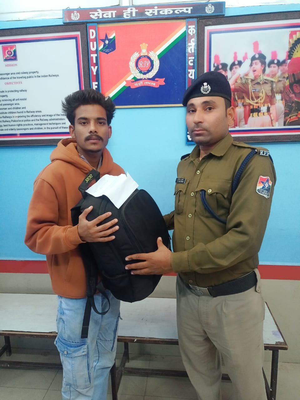 हिंदी समाचार |छूटा पिट्ठू बैग आरपीएफ ने...