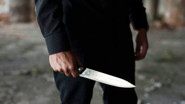 हिंदी समाचार |धारदार हथियार सहित युवक...