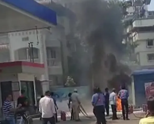 हिंदी समाचार |डोम्बिवली में पेट्रोल पंप पर...