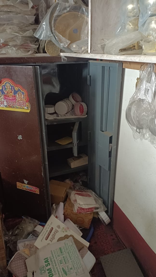 हिंदी समाचार |दो दुकानों का शटर तोड़ नगदी...