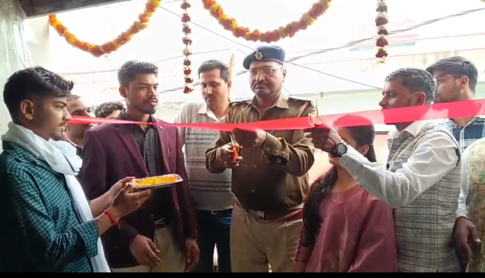 हिंदी समाचार | पुलिस सब इंस्पेक्टर ने नियमों...