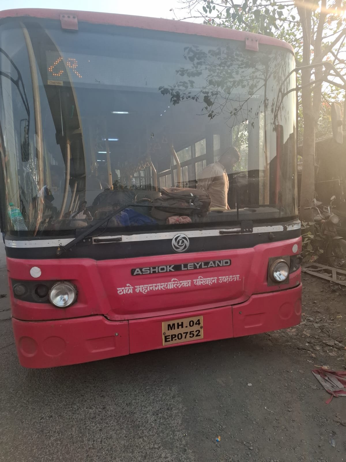 हिंदी समाचार |चलती बस से गिरकर छात्र गंभीर...