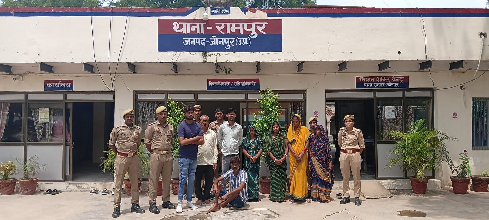 हिंदी समाचार |रामपुर पुलिस ने आठ वारंटियों...