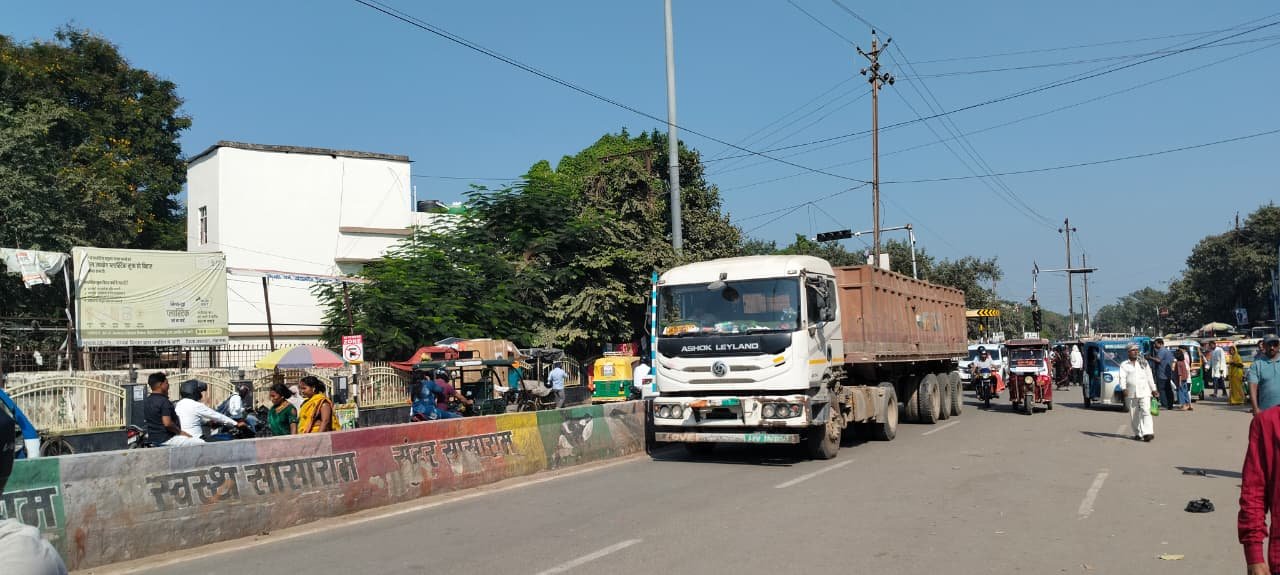 हिंदी समाचार | फ्लाईओवर के उद्घाटन के बावजूद...