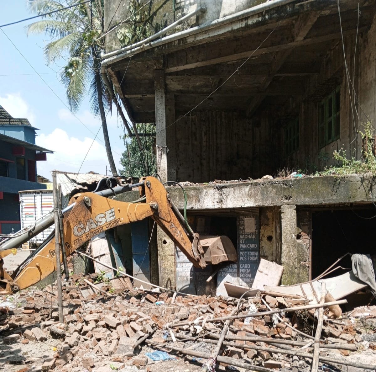 हिंदी समाचार |जर्जर इमारत पर चला पालिका का...