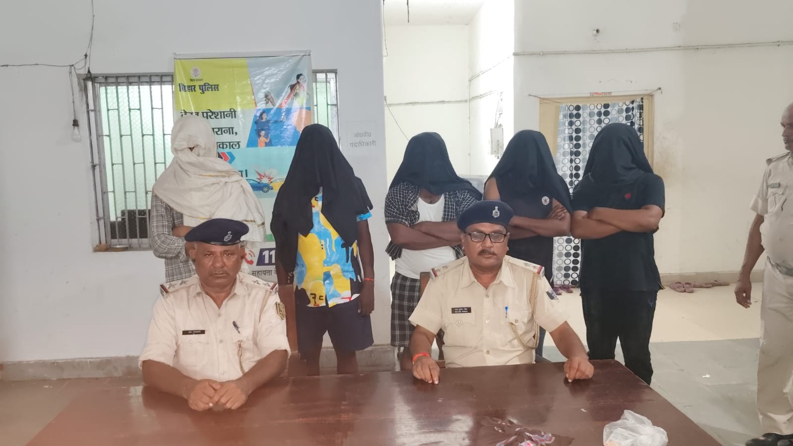 हिंदी समाचार |पिस्टल के साथ पांच गिरफ्तार...