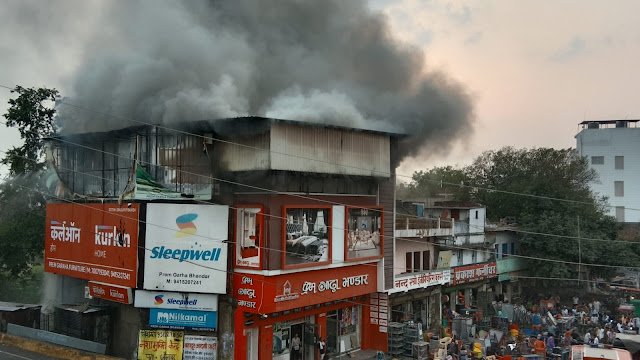 हिंदी समाचार | कचहरी रोड पर फर्नीचर शोरूम...