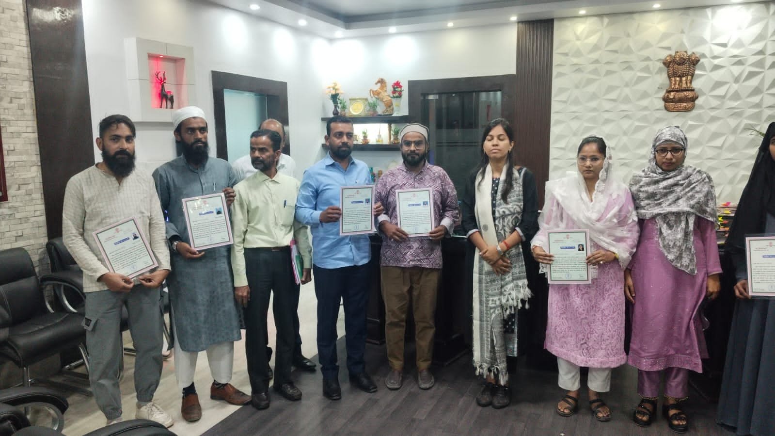 हिंदी समाचार |डीएम ने उर्दू सहायक की...