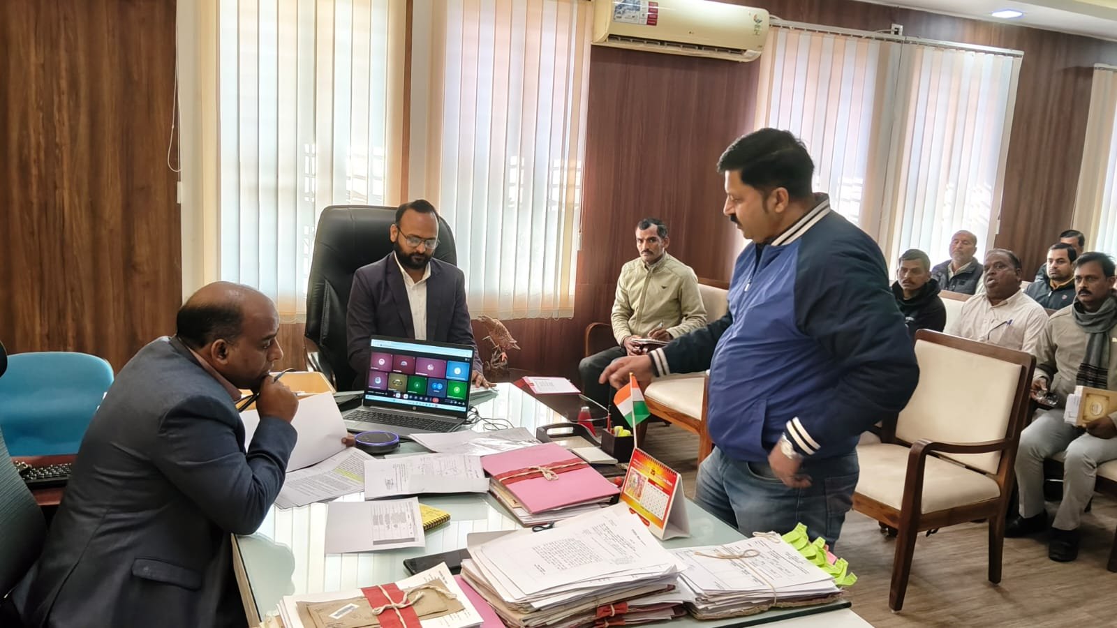 हिंदी समाचार |कार्य में लापरवाही पर दो...