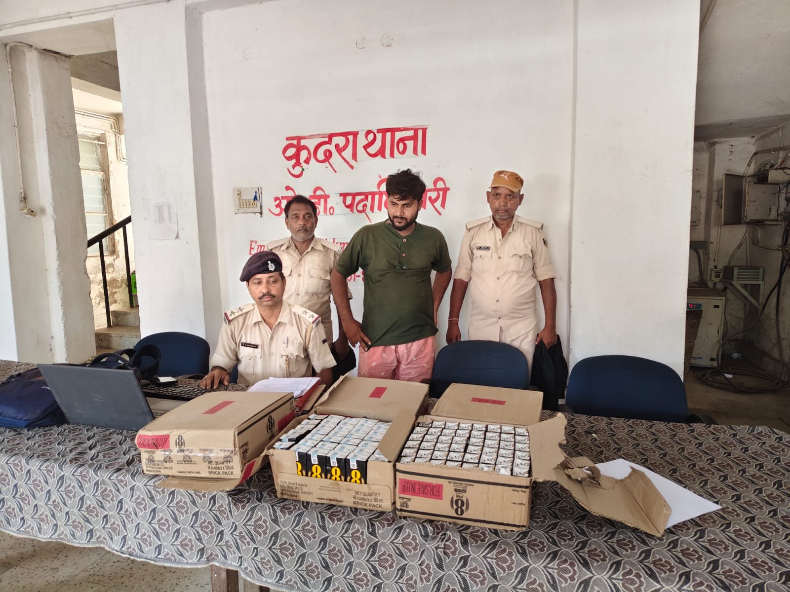 हिंदी समाचार |40.500 लीटर अंग्रेजी शराब के साथ...