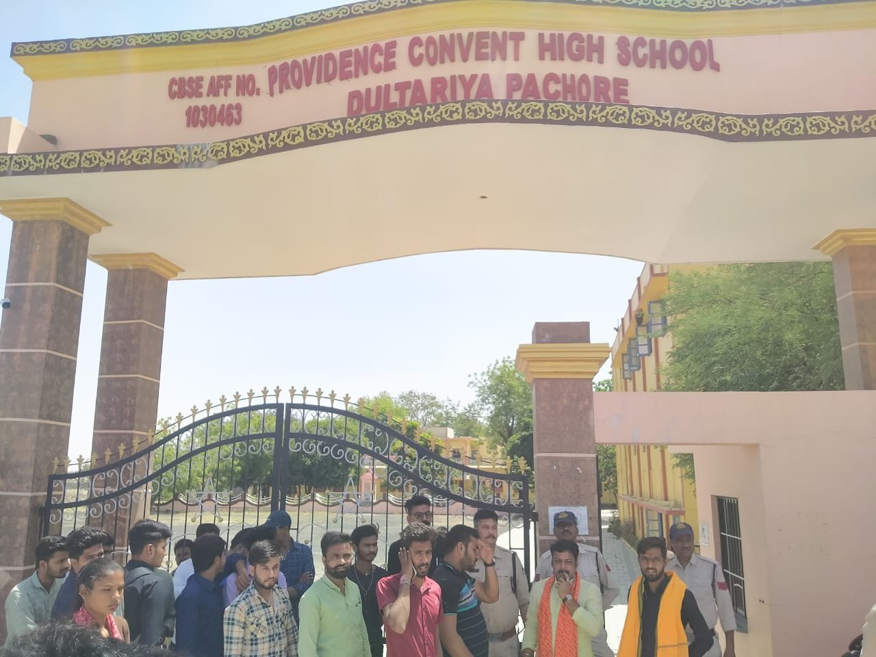 हिंदी समाचार |तिलक लगाकर स्कूल आने पर...