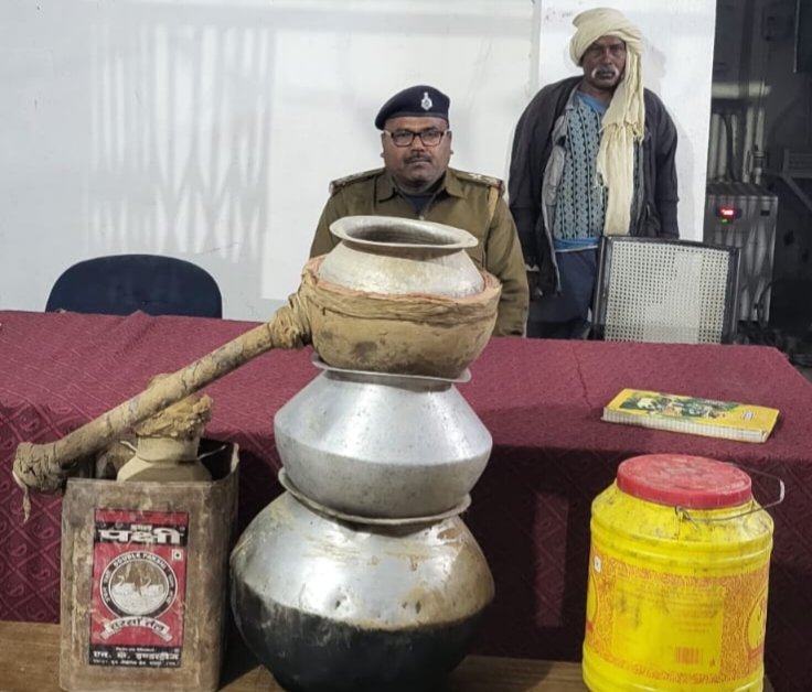 हिंदी समाचार |12 लीटर देशी शराब व शराब बनाने...
