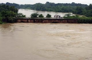 हिंदी समाचार |खतरे के निशान के ऊपर से बह रहा...