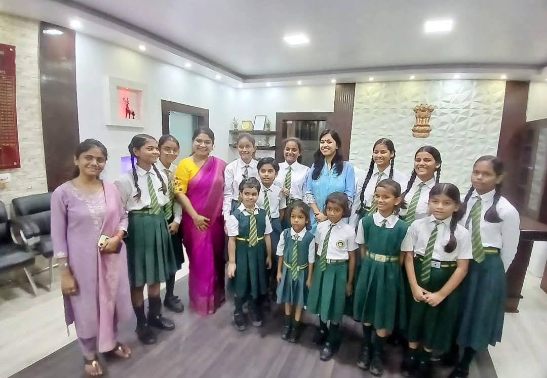 हिंदी समाचार |स्कूली छात्राओं ने डीएम को...