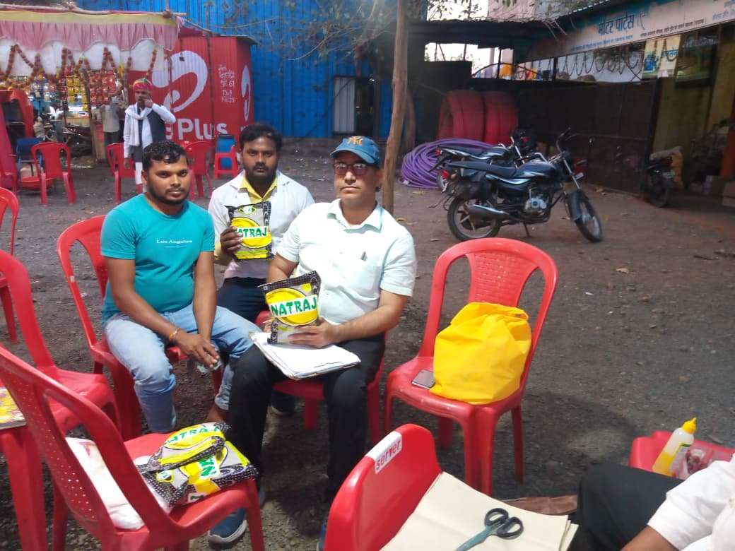 हिंदी समाचार |नकली मैंगो जूस बनाते व्यक्ति...