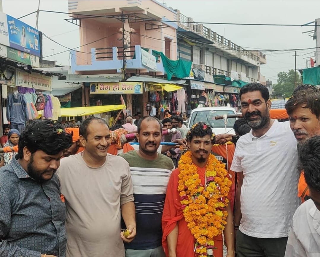 हिंदी समाचार |पुष्प वर्षा कर कावड़ यात्रा...