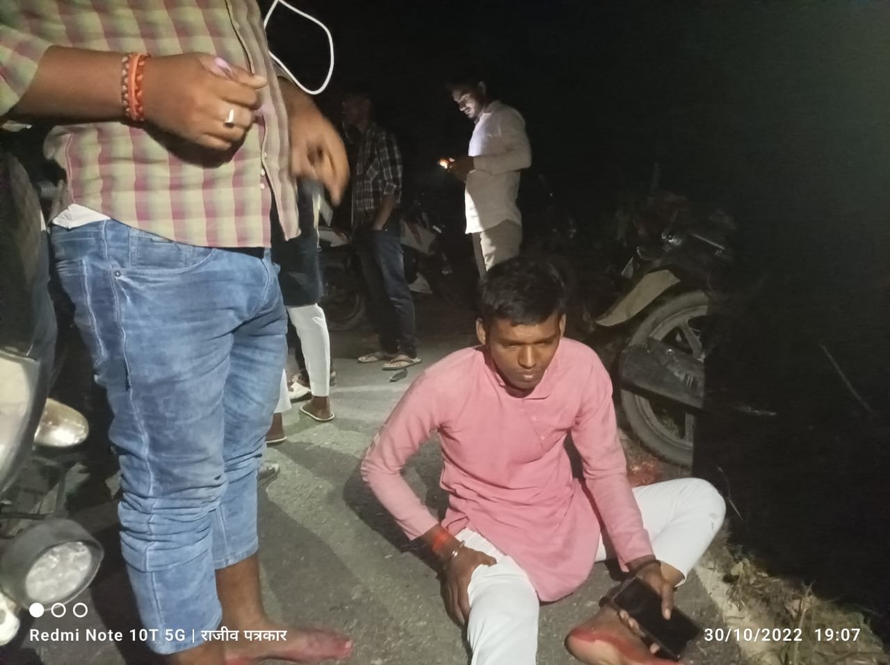 हिंदी समाचार |बाइक व अज्ञात वाहन के टक्कर मे...
