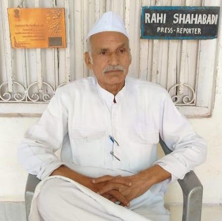 हिंदी समाचार |डीएम के जनता दरबार में आवेदन...