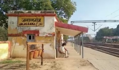 हिंदी समाचार |चलती ट्रेन से युवक युवती ने...