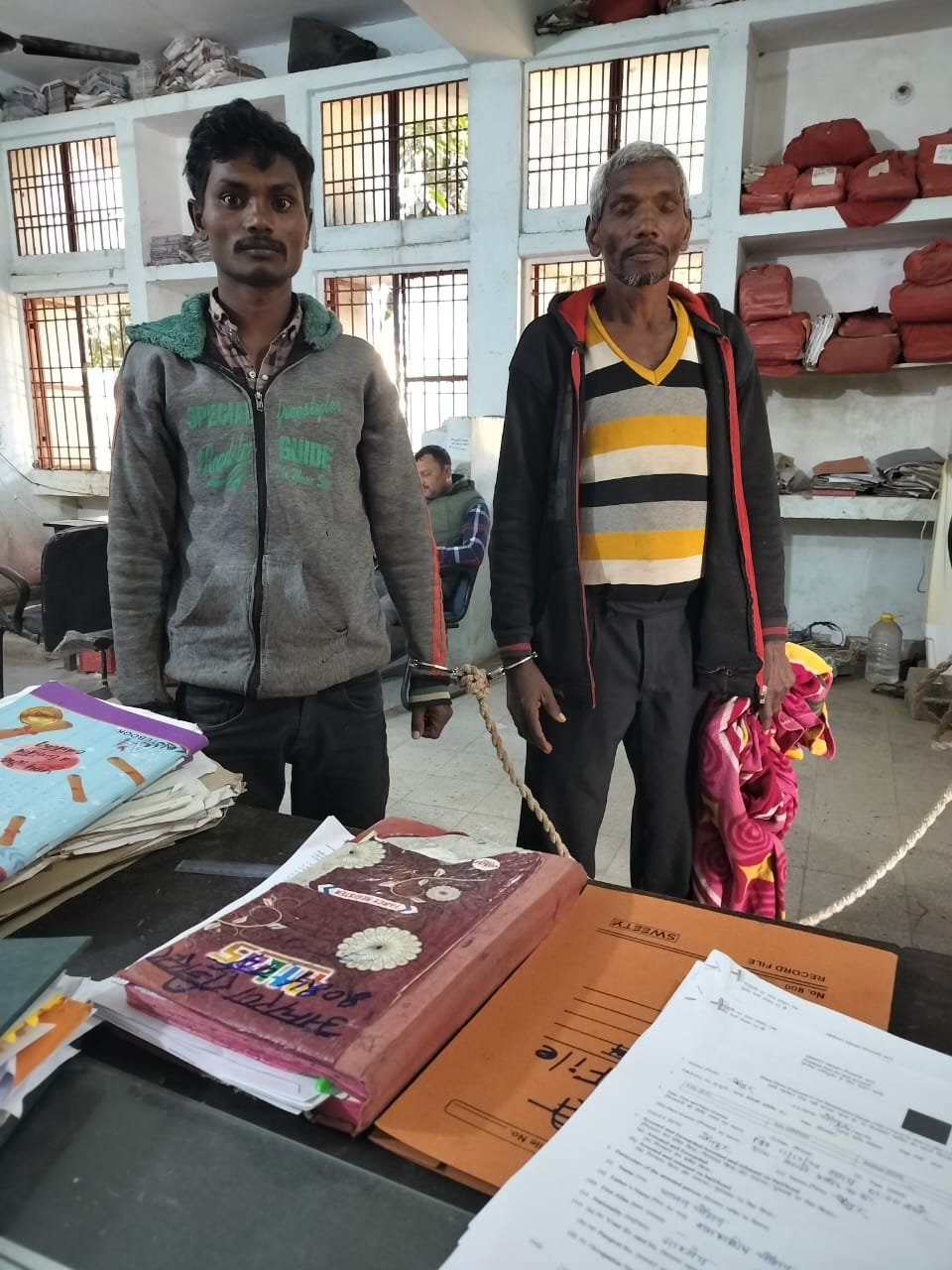 हिंदी समाचार |चैनपुर पुलिस ने दो वारंटीयो...