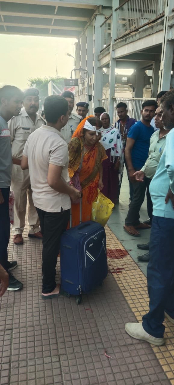 हिंदी समाचार |चलती गाड़ी से गिर कर महिला हुई...